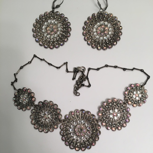 Silver Iridescente Earring and Necklace Set - Picture 5 of 6